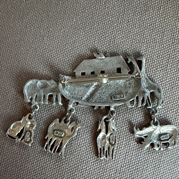 JJ Noah's Ark Brooch - Picture 2 of 4